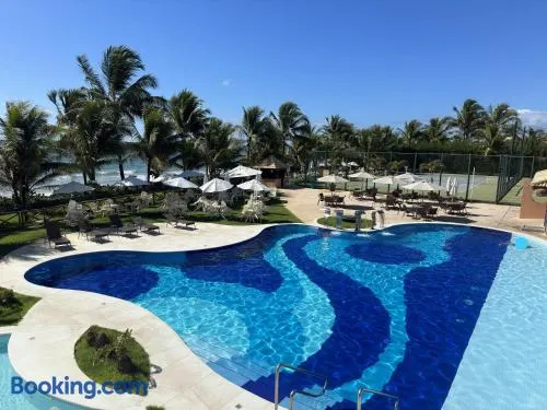 Flat Guarajuba - 3 quartos 2 andar à Beira Mar - pé areia - governança com arrumadeira e Wi Fi inclusos - Image 1