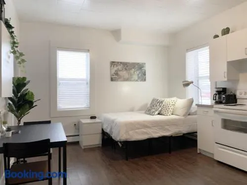 Cozy Bachelor Condo Downtown WiFi & Smart TV - Image 1