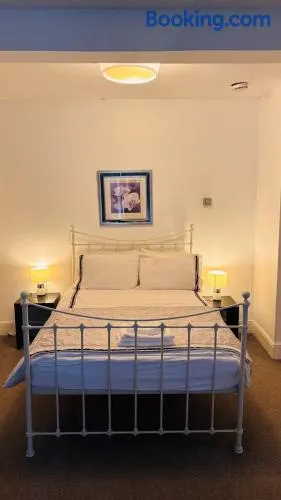 Private Ensuite Room with Bay Window, Free Parking and Fast WiFi - Image 1
