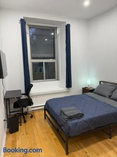 Charming Apartment downtown Montreal with Parking & Pet-Friendly - Image 1