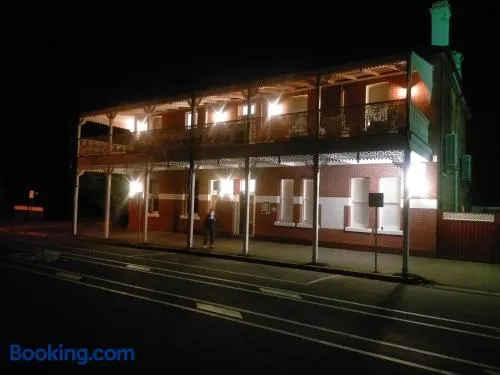 Honeysuckle Inn - Violet Town - Image 1