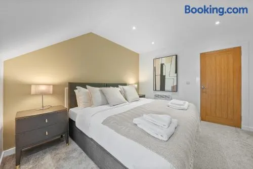 2 Bed Penthouse Apartment with Free Parking - 200m to Beach - 5 Mins From Town Centre - Ideal For Contractors - Image 1
