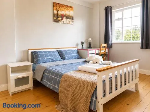 Livo Homes Elegant 2BR Near West Kensington Tube - Image 1