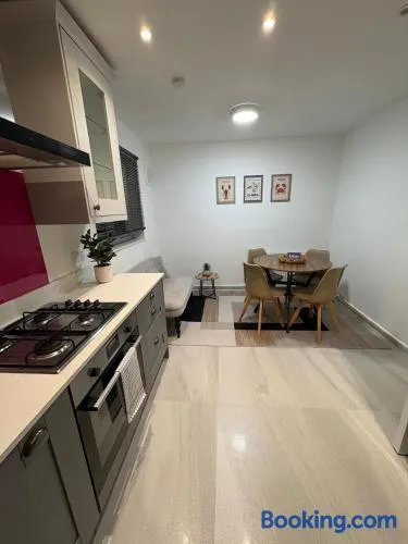 Modern 3 bedroom Apartment, Sleep 5 - Image 1