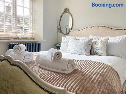 PRIMROSE COTTAGE, Sleeps 5, Stylish Cottage, Central, Close to Beach, shops and restaurants - Image 1