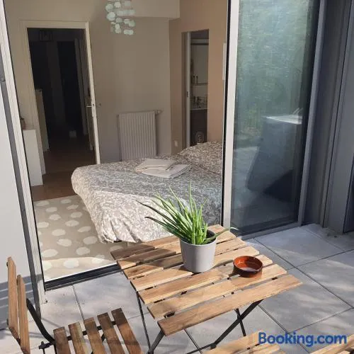 Jolie suite parentale, chambre et salle d'eau, avec son coin de verdure à 5 minutes à pied du centre ville - Image 1