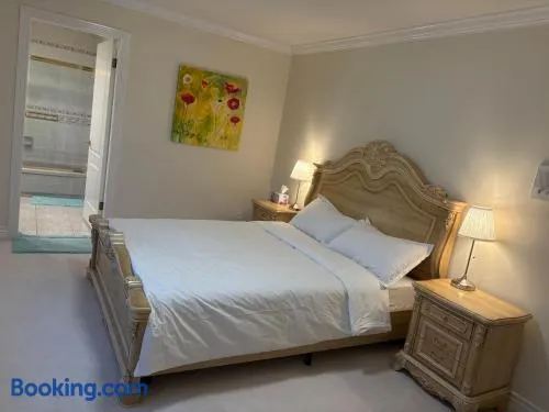 Cozy home near YVR with parking - Image 1