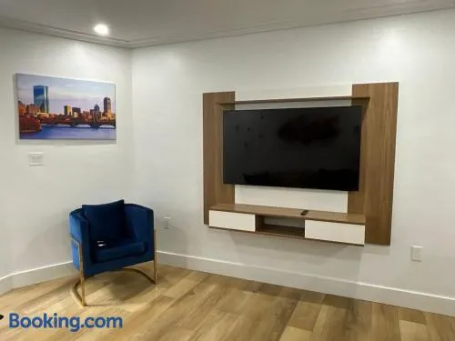 Modern & Cozy Apartment - Image 1