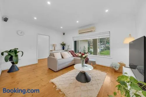 11 Guests 6BR, 5 plus 1 Self Contained Granny Flat - Image 1