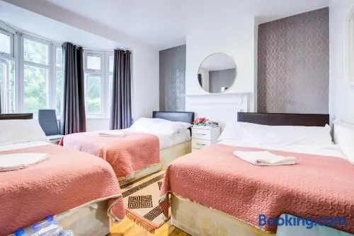 Twin Towers Hotel - Image 1