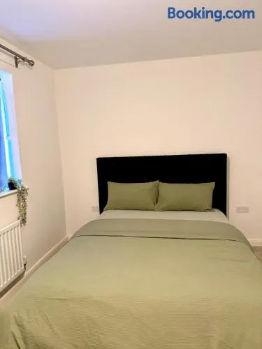 Elegant King Room with Wifi & Parking - Image 1