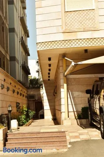 شقق وأجنحة التيوليب والروز وود الفاخرة - Image 1