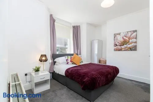 4 BEDS, 4 BATHS home, central Darlington - Image 1