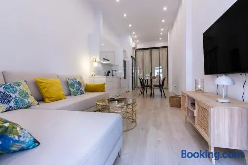 Apartamento moderno recién reformado con patio en el centro de Elche - Image 1