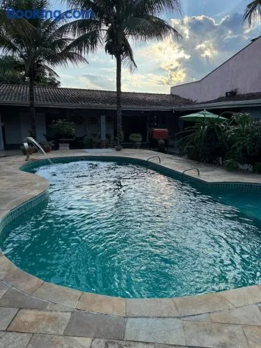 Casa dos fundos em condomínio - Image 1
