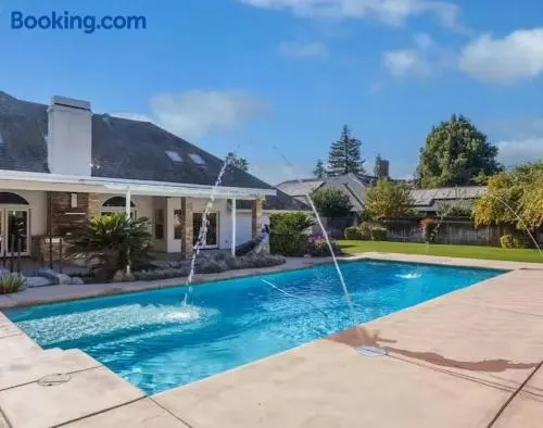 Large 4 Bdr 1 and half Baths with private Pool in Upscale Area - Image 1