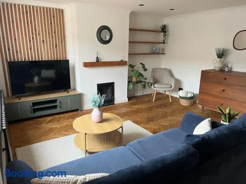 Stylish 3-Bed Stamford Home with Driveway - Image 1