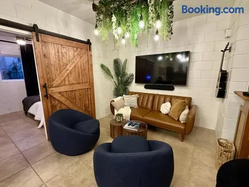 4 Min Walk to Beach and Restaurants - Image 1