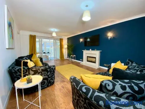 Lovely house in a great location with Parking, WiFi & Smart TV - Near Poole & Bournemouth - Image 1