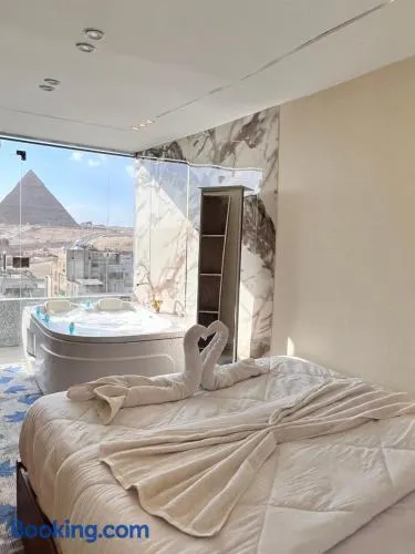Luxury middle east pyramids veiw &jacuzzi - Image 1