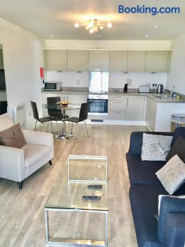 New Central Woking 1 and 2 Bedroom Apartments with Free Gym, close to Train Station - Image 1