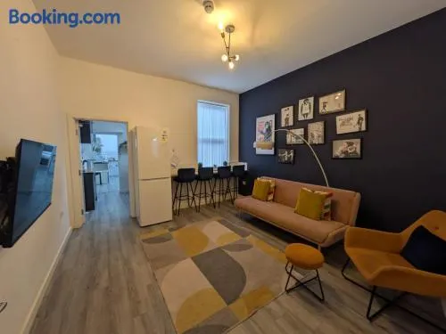 6 bedroom 6 Ensuite 1 min to M6 Jct 9 15 min to Bham - Image 1