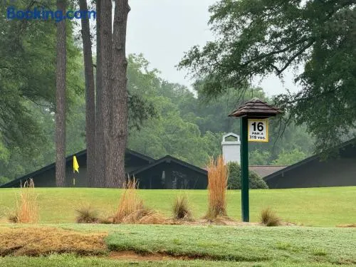 12 minute walk to Pinehurst Resort - Image 1