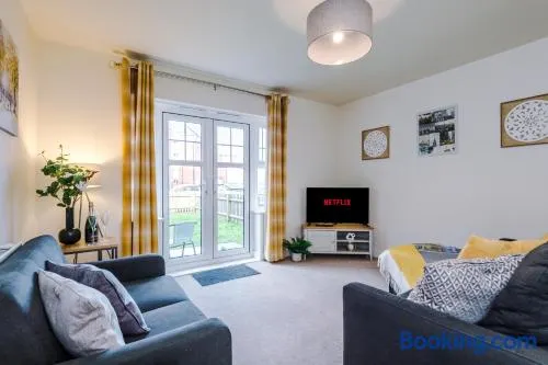 Spacious 4-Bed Townhouse in Crewe by 53 Degrees Property, Ideal for Contractors & Business, FREE Parking - Image 1