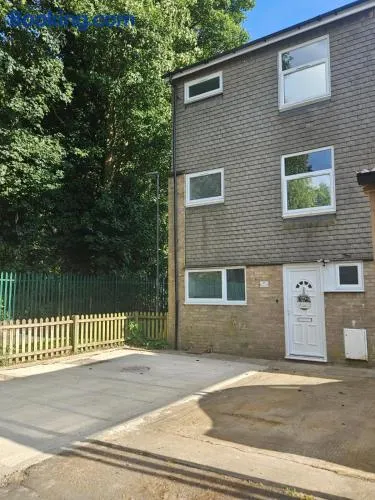 Spacious 4-Bedroom End-Terrace House in Northampton - Image 1