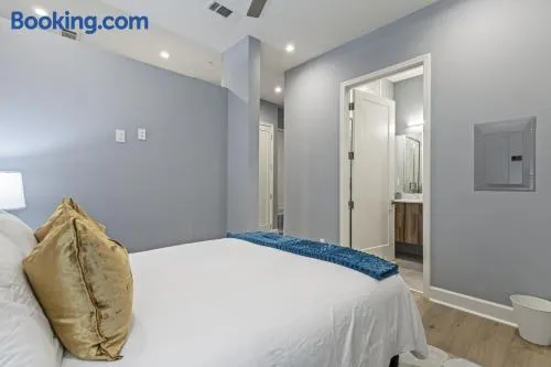 NEW 1BR with Games, Netflix, Pool, Gym and Rooftop - Image 1