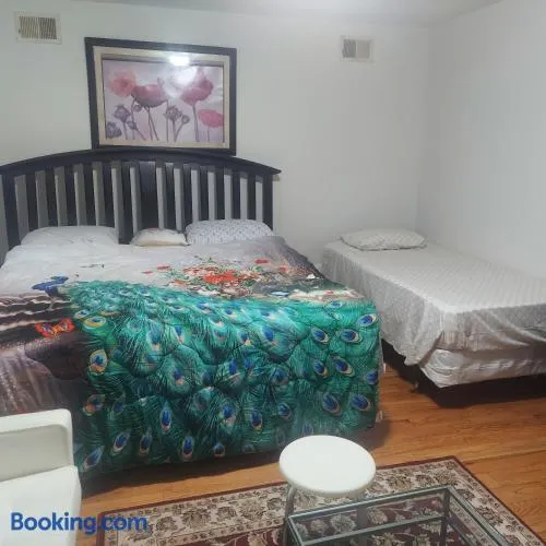 Cosy Bedroom 12mins to Airport Prudential NJIT UMDJ Penn Station - Image 1