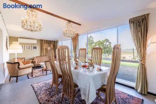 Dei Gratia High Tea House, 11A Loch Goyle Dr, Woodville - a quirky retreat with linen, aircon and Wi-Fi - Image 1