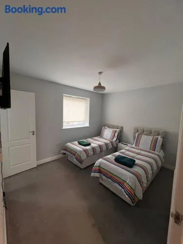 Whyte 3 bedroom house with garden, Sleeps 7 free parking sittungbourne Kent - Image 1