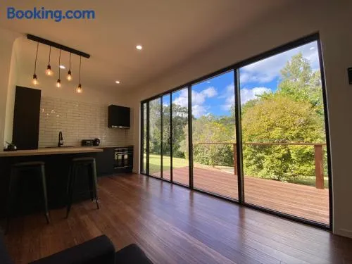 Kosmo’s Studio: City Style in a Retreat Setting! - Image 1