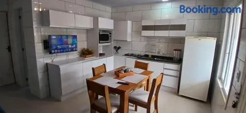 Casa reformada com Wi-Fi, garagem e lavanderia - Image 1