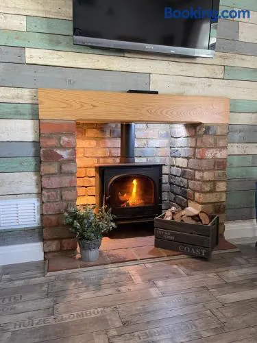 Den of Joy Humberston Fitties sleeps 6,hot tub,log burner - Image 1