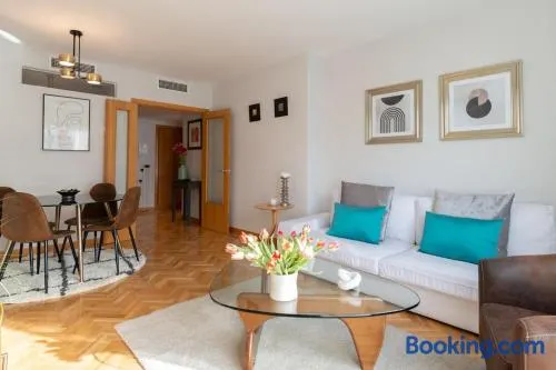 Vivienda con zona de trabajo, piscina y parking - Image 1