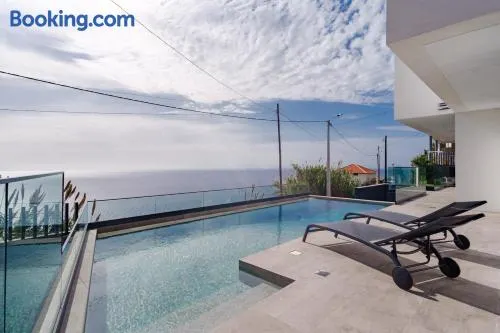 GuestReady - Madeiran oasis with ocean view - Image 1
