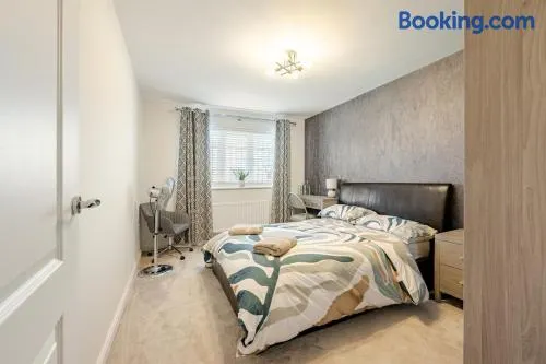 Telford - Priorslee, Spacious Double Room on a Newly built House, Free Parking, Free Wifi, Shared House & Shared Washroom - Image 1