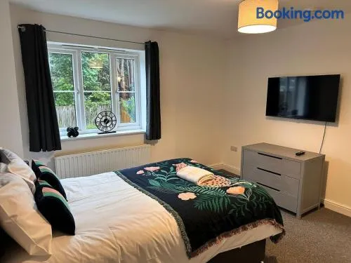 Rushden HUGE 6 Bed house with driveway - Image 1