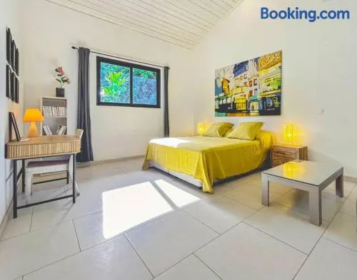SHARED POOL King Bed & Air-Conditioned Cozy Apartment - Image 1
