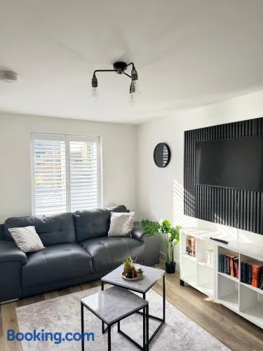 Parkside Luxury 3 bedroom home, 5 min to Ebbsfleet Station and has free Parking - Image 1