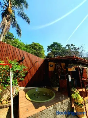 Aconchego de Itaipava - casa de 3 quartos, equipada, área kids, jacuzzi, pet friendly, churrasqueira, em meio a Natureza e próximo ao centro do bairro - Image 1