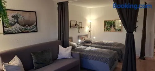 Stay-at-AJ Homes Hamm mit komplett ausgestatteter Küche, Balkon, 4 Hotel-Boxspringbetten in 2 Schlafzimmern & Schlafsofa sowie kostenlos inklusive Bettwäsche & Handtücher, Verbrauchsartikel, Parkplatz, WiFi & SmartTV - Image 1