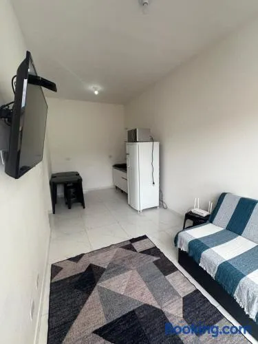 Casa com 2 Quartos, ar condicionado, cozinha e lavanderia completa, até 2 carros - Image 1