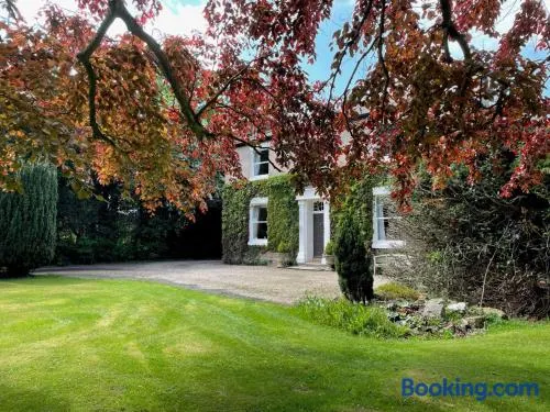 4 Bed-FreeWiFi-Sleeps 8-CarCharger - Image 1