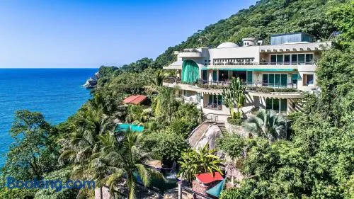 Luxury Ocean Frontage Family Villa For Rent - Image 1