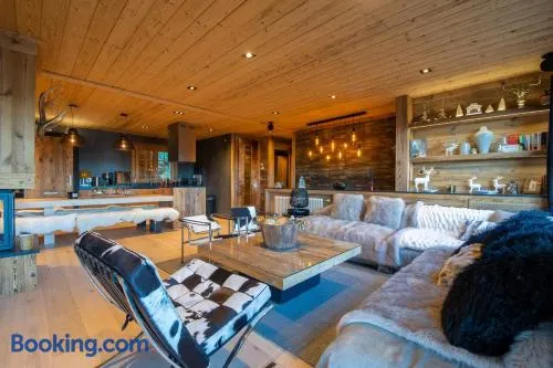 Agréable chalet adapté aux familles avec jardin, terrasse et jacuzzi - Image 1