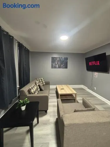 Modern 2 bedroom apartment near Newark Airport - Image 1