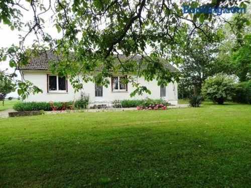 Charmant Gîte Familial avec Grand Jardin et Confort Moderne à Bengy-sur-Craon - FR-1-586-33 - Image 1